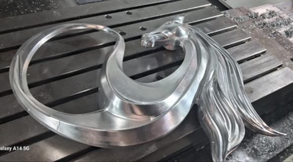 Profile-cut component on the machine bed